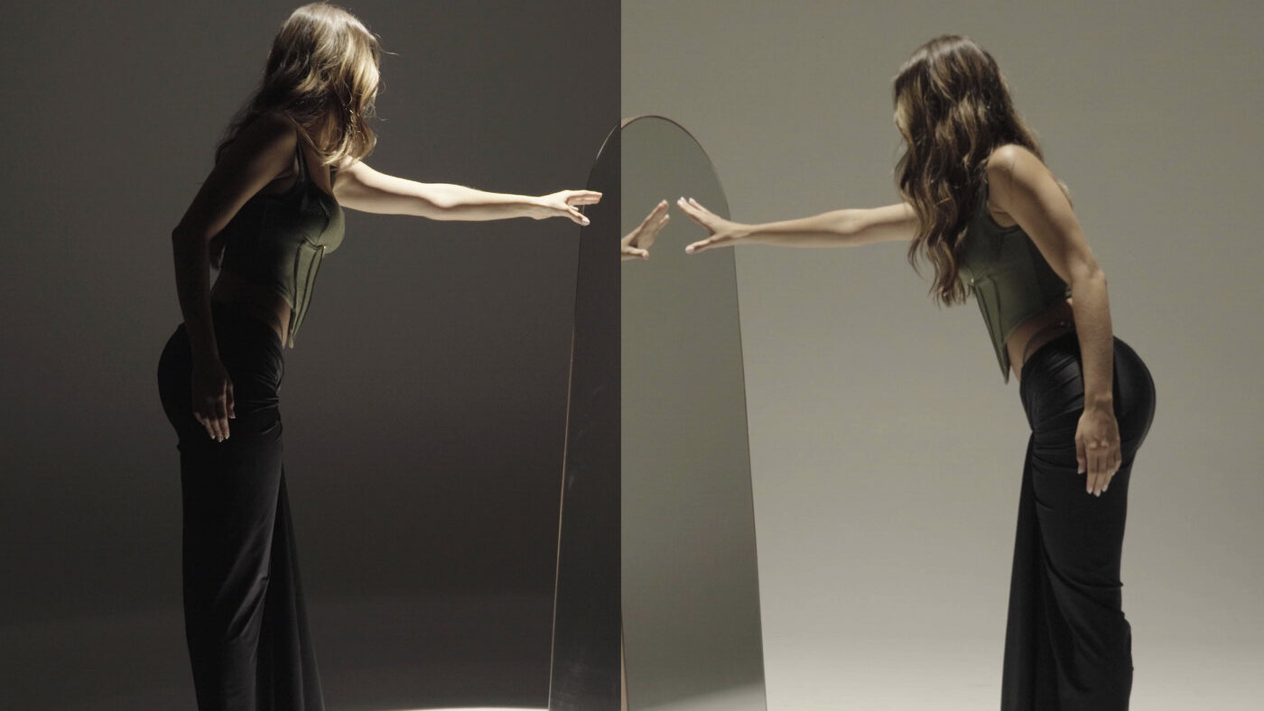 Escena de reflejos y contacto dentro del fashion film